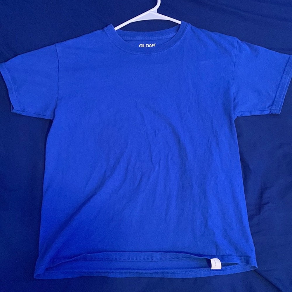 plain dark blue t-shirt